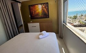 Apartamento de 2 quartos na beira mar com todos os quartos com vista mar